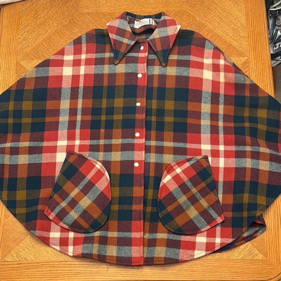 Vintage 1960's Pendleton Knockabouts Wool Red and Blue Plaid Cape with Pockets - Picture 4 of 6